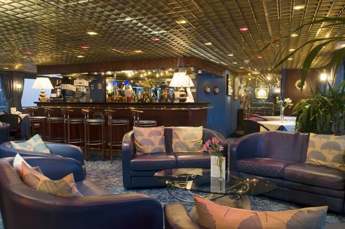CroisiEurope MS Van Gogh Interior Lounge Bar 8.jpg